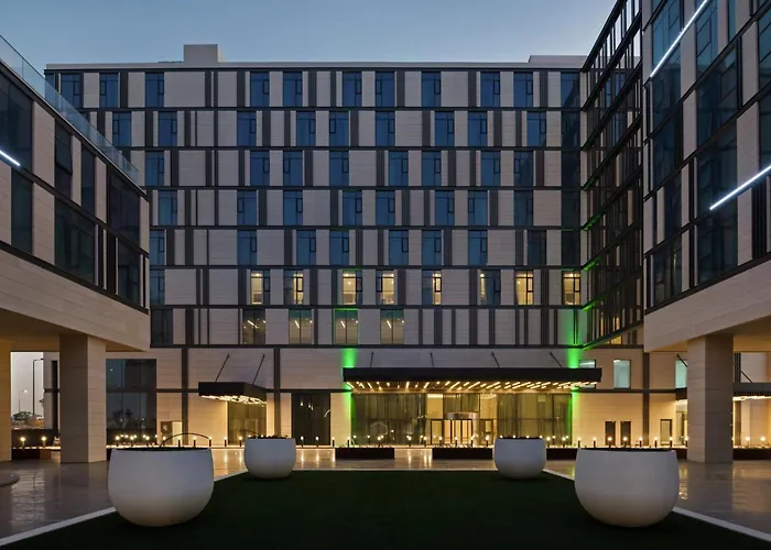 Holiday Inn Dubai Al-Maktoum Airport